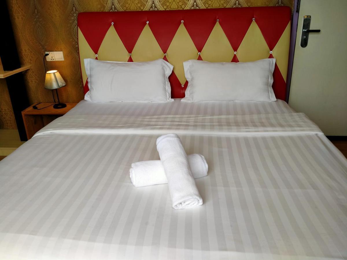 Hotel Zamburger Enstek Sepang Exterior photo