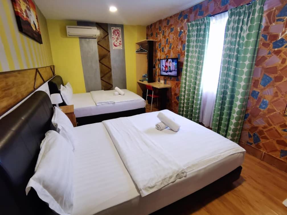Hotel Zamburger Enstek Sepang Exterior photo