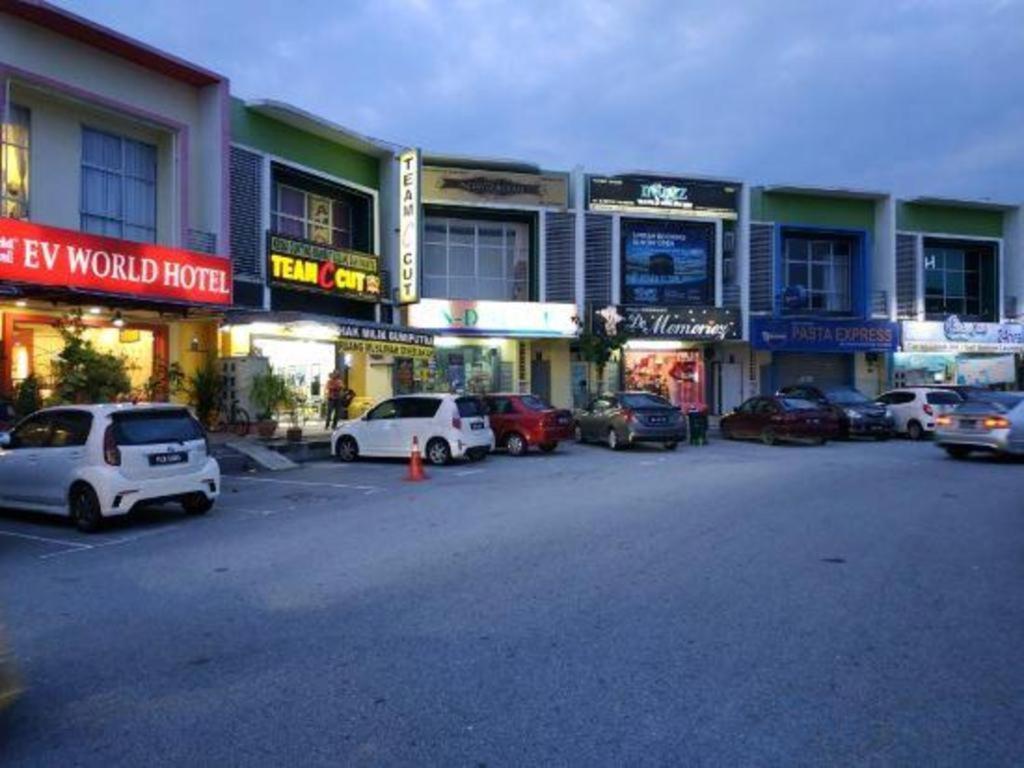 Hotel Zamburger Enstek Sepang Exterior photo