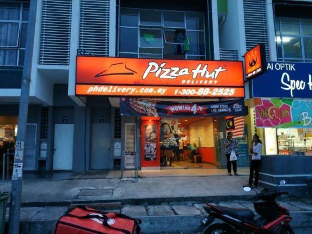 Hotel Zamburger Enstek Sepang Exterior photo