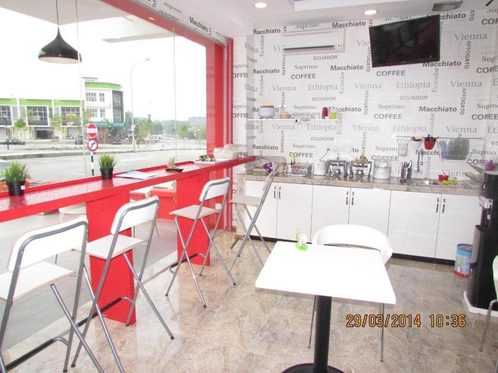 Hotel Zamburger Enstek Sepang Exterior photo