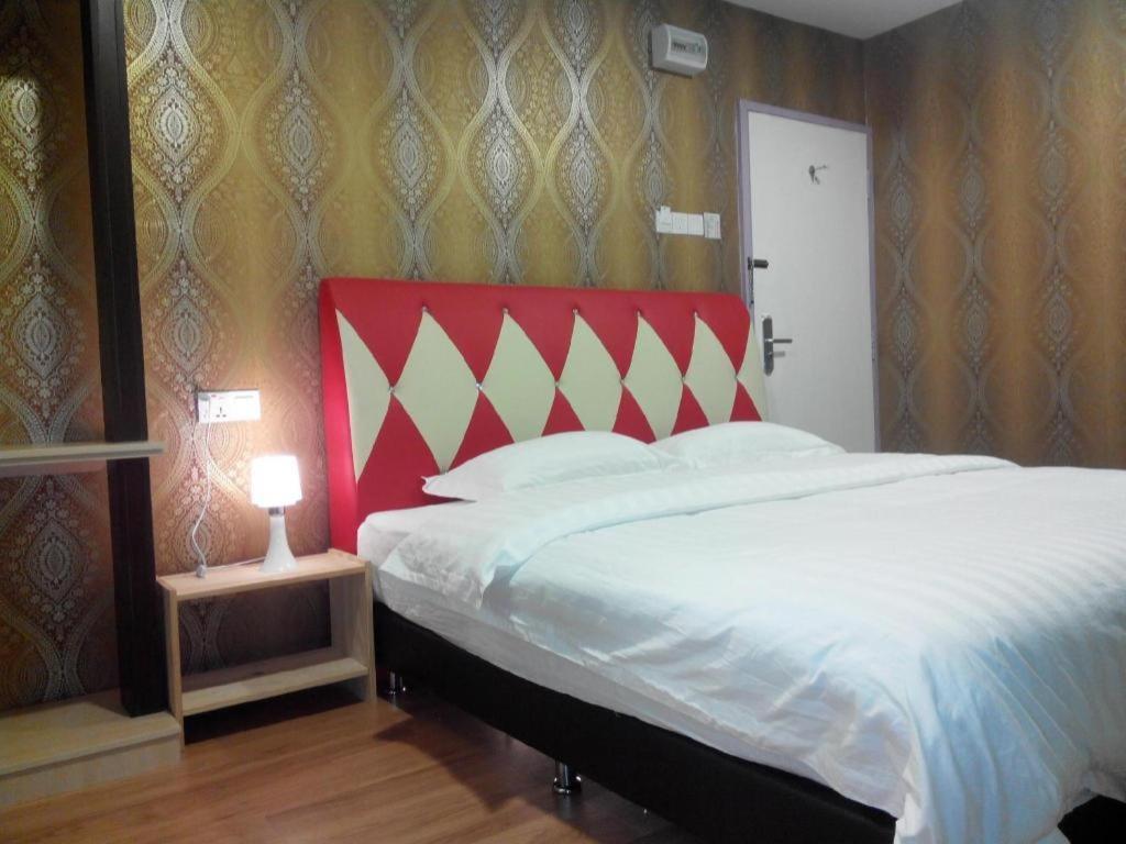 Hotel Zamburger Enstek Sepang Exterior photo