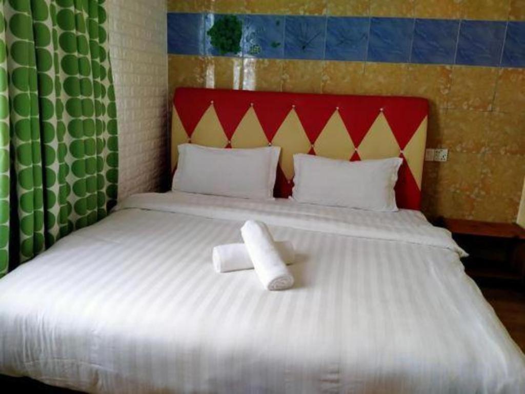 Hotel Zamburger Enstek Sepang Exterior photo