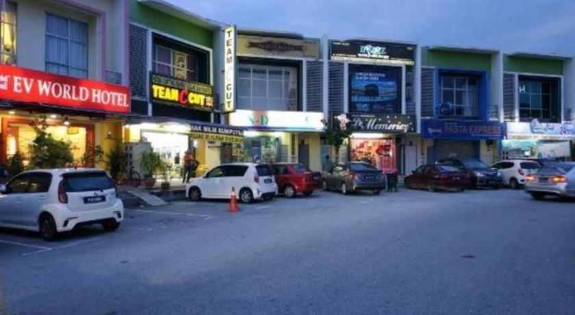 Hotel Zamburger Enstek Sepang Exterior photo